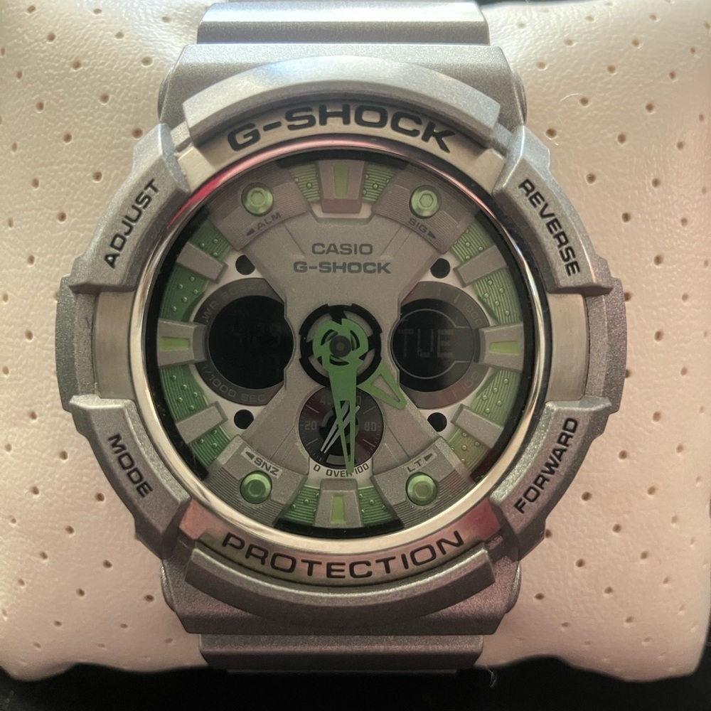 G-shock 200sh men’s watch. Rare colors in perfect condition.
